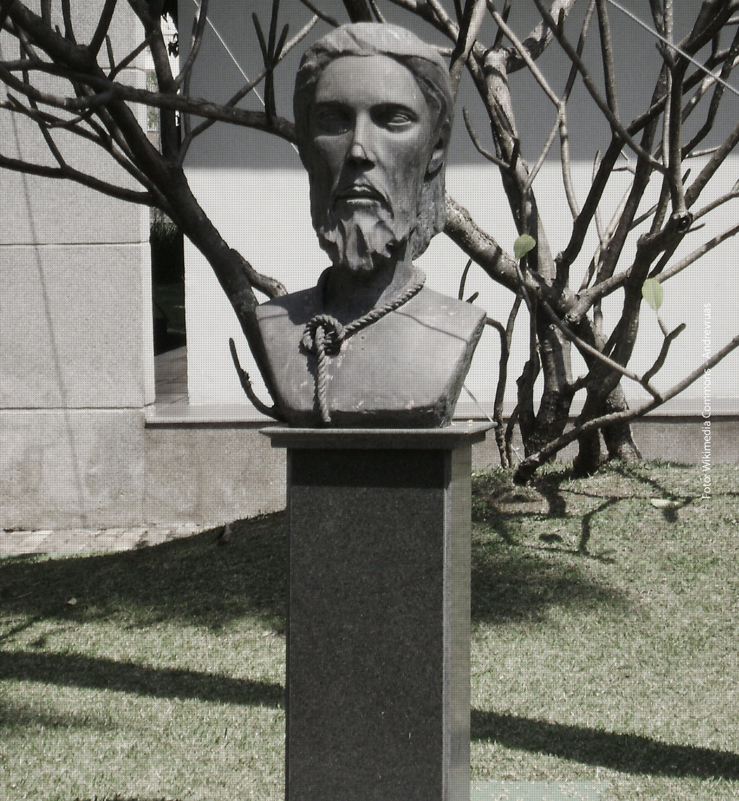 Imagem de estatua com a cabeça de tiradentes